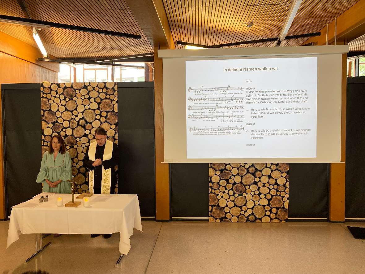 Schulgemeinschaft in Aula bei Feier und Gottesdienst