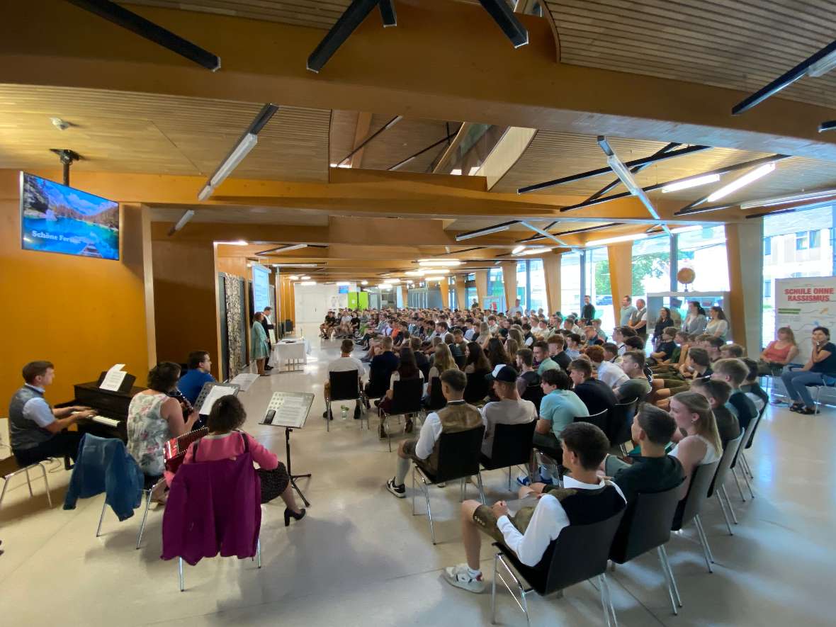 Schulgemeinschaft in Aula bei Feier und Gottesdienst