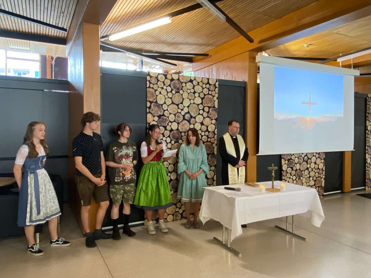 Schulgemeinschaft in Aula bei Feier und Gottesdienst