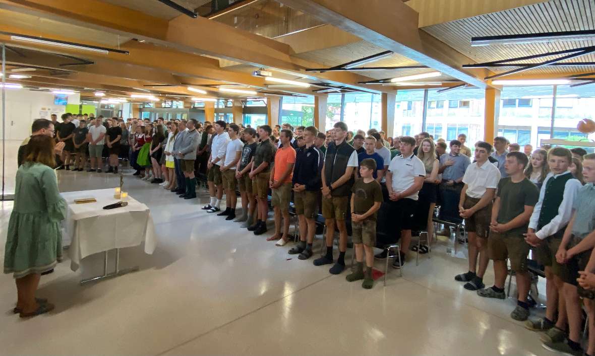 Schulgemeinschaft in Aula bei Feier und Gottesdienst