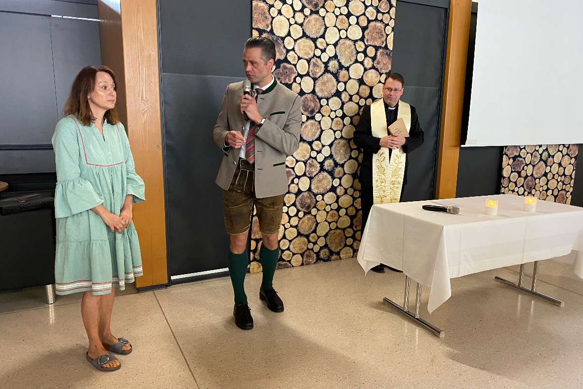 Schulgemeinschaft in Aula bei Feier und Gottesdienst