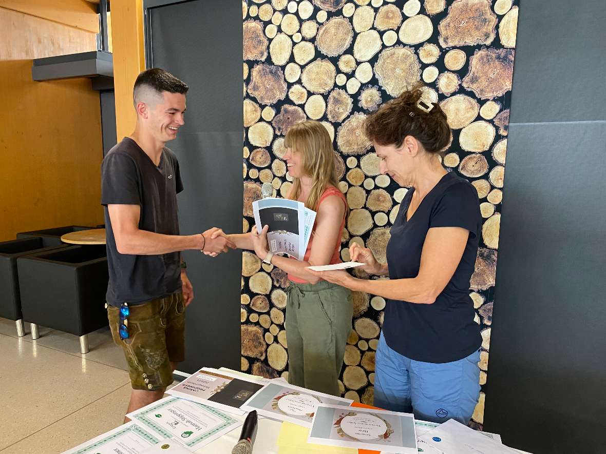 Schulgemeinschaft in Aula bei Feier und Gottesdienst