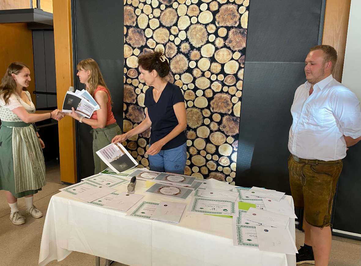 Schulgemeinschaft in Aula bei Feier und Gottesdienst