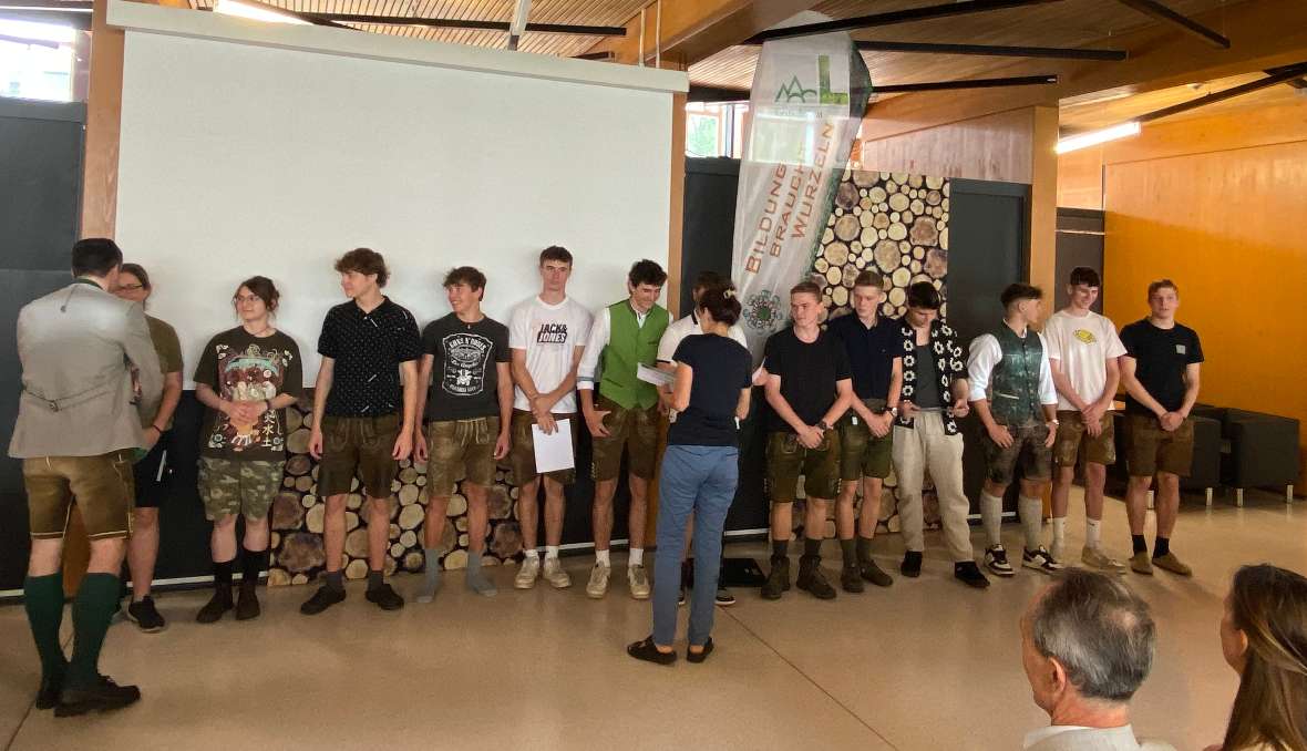 Schulgemeinschaft in Aula bei Feier und Gottesdienst