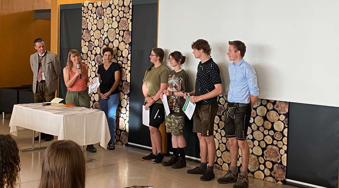 Schulgemeinschaft in Aula bei Feier und Gottesdienst