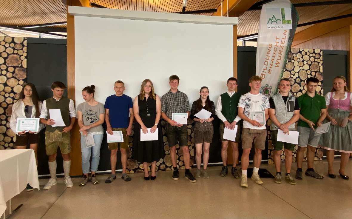 Schulgemeinschaft in Aula bei Feier und Gottesdienst