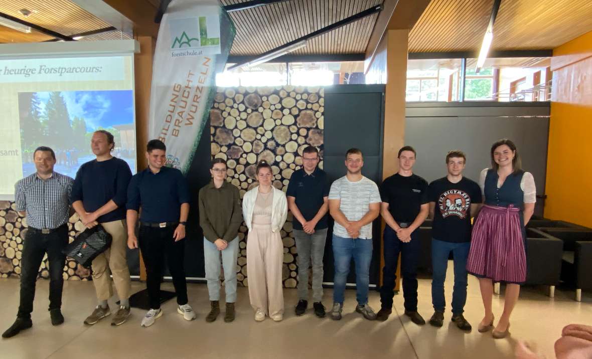 Schulgemeinschaft in Aula bei Feier und Gottesdienst