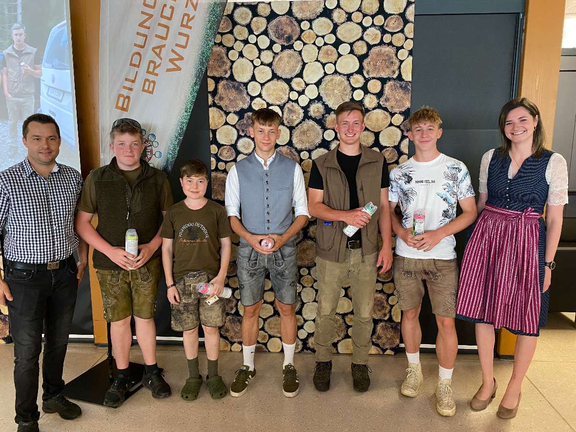 Schulgemeinschaft in Aula bei Feier und Gottesdienst