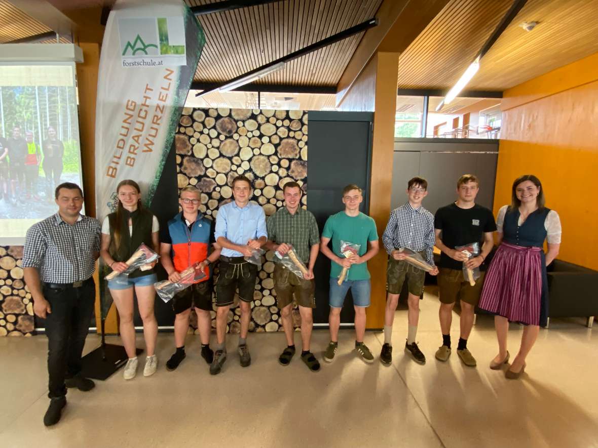 Schulgemeinschaft in Aula bei Feier und Gottesdienst