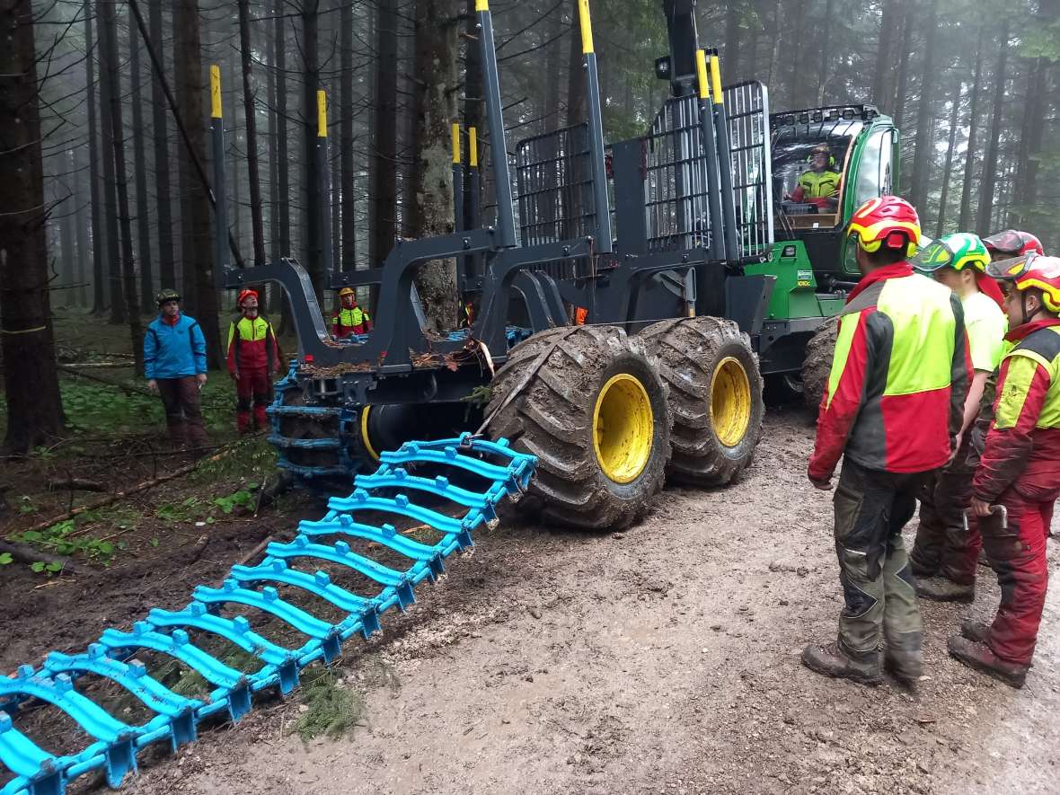 Kette für Radbagger wird aufgezogen