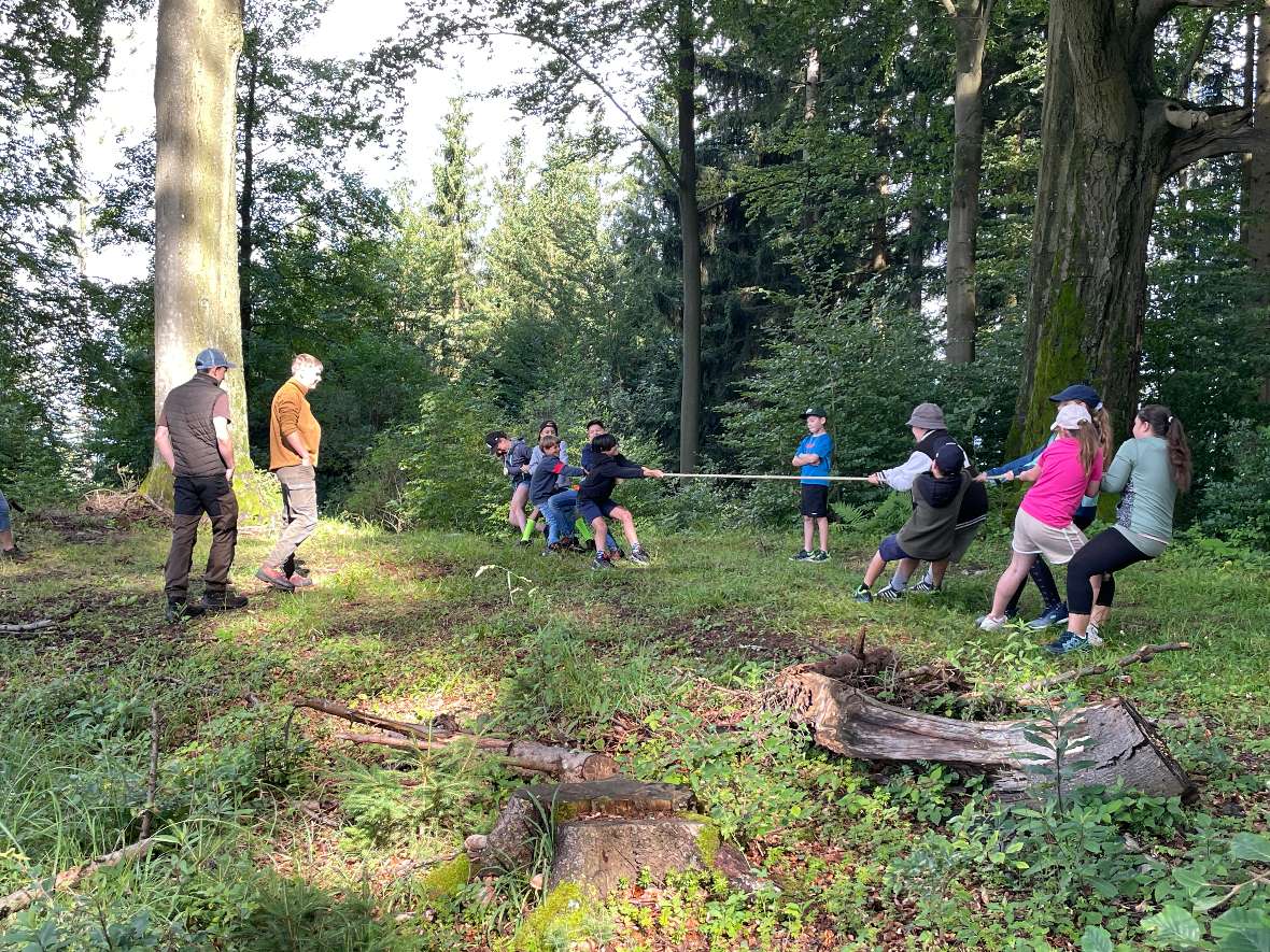 Waldpädagogische Aktivität - Seilziehen