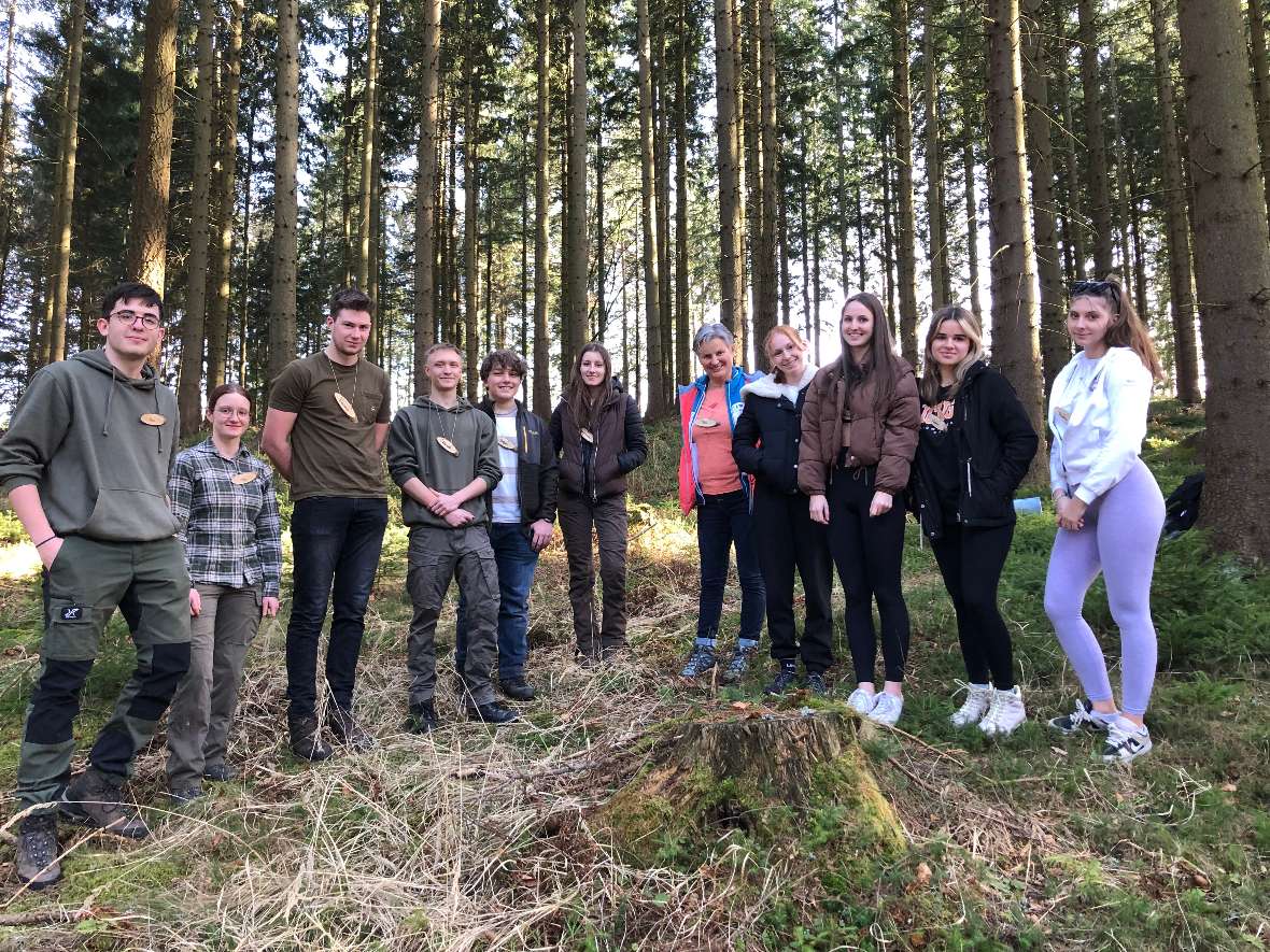 Gruppenbild im Wald mit Interessierten