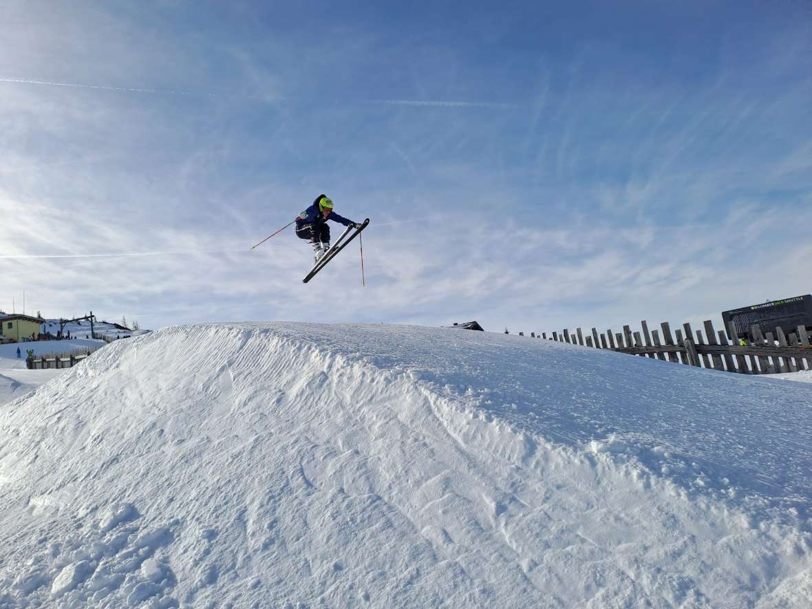 Schöner High-Jump eines Schülers