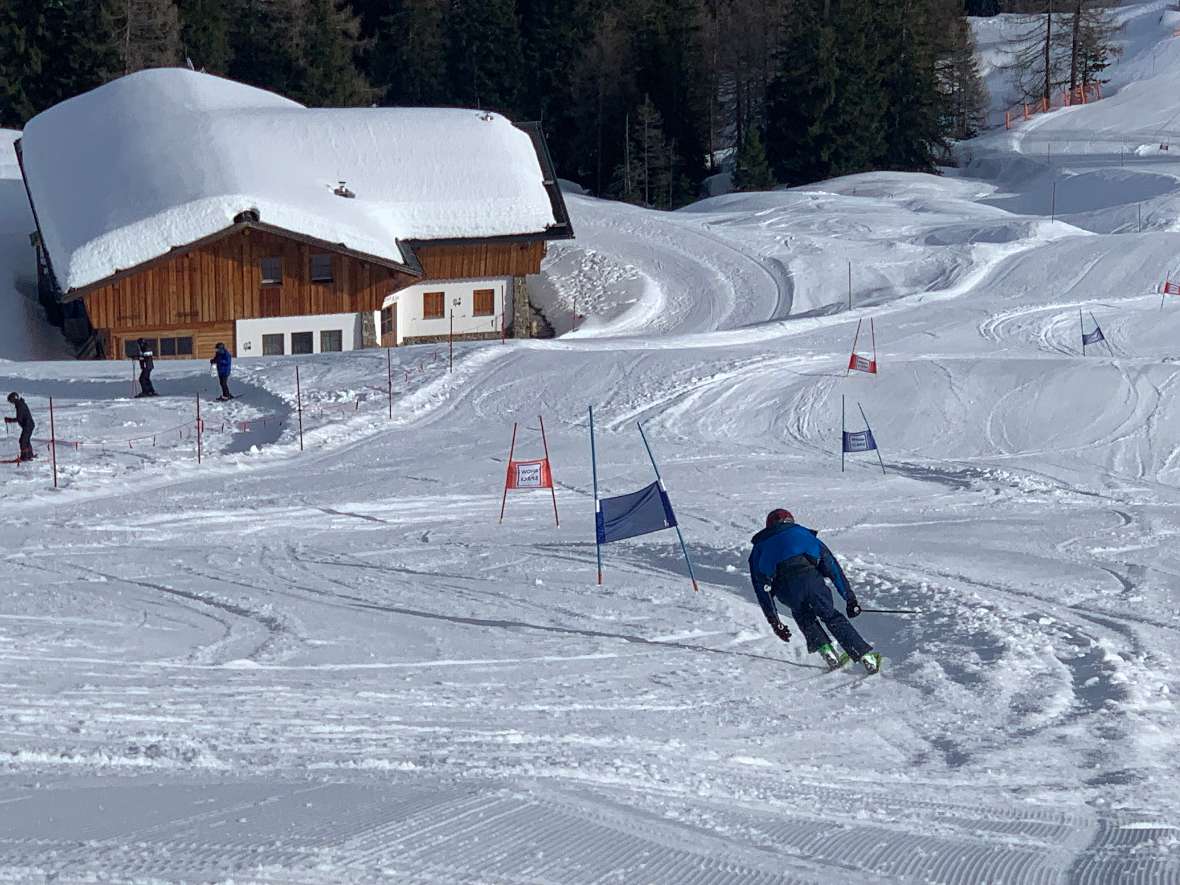 Den Hang hinunter im Schnee