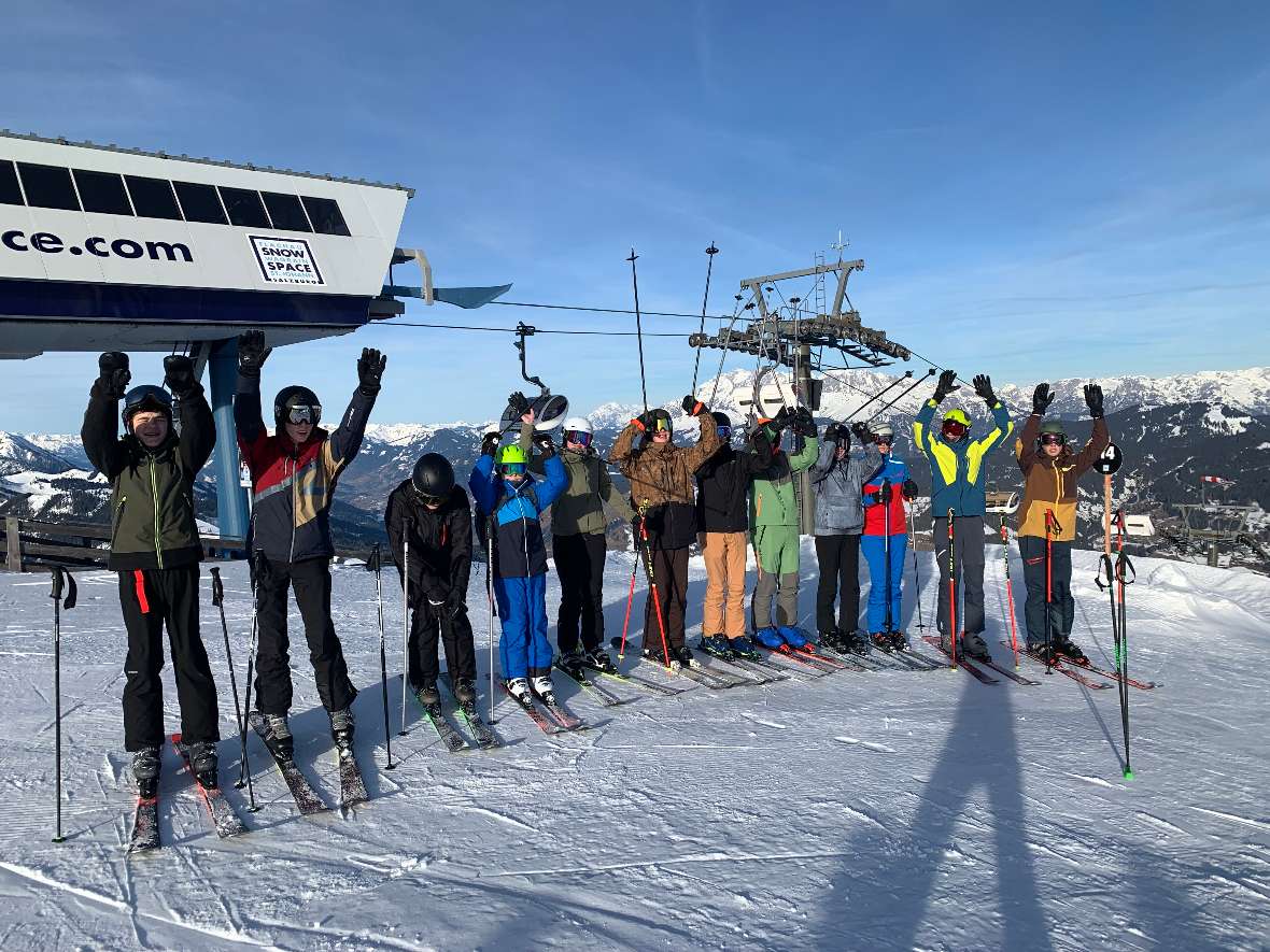 Gruppenbild neben der Bergstation