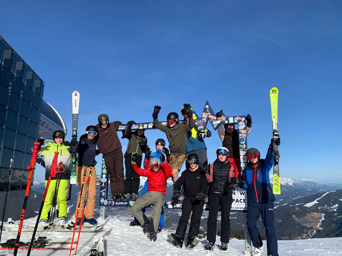 Gruppenbild mit blauem Himmel im Hintergrund