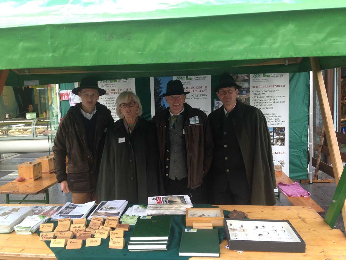 Eine Vierergruppe in wetterfester Tracht