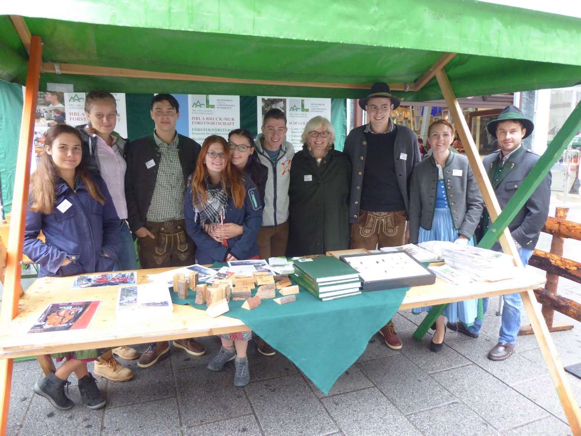 Gruppenfoto hinter dem Schautisch