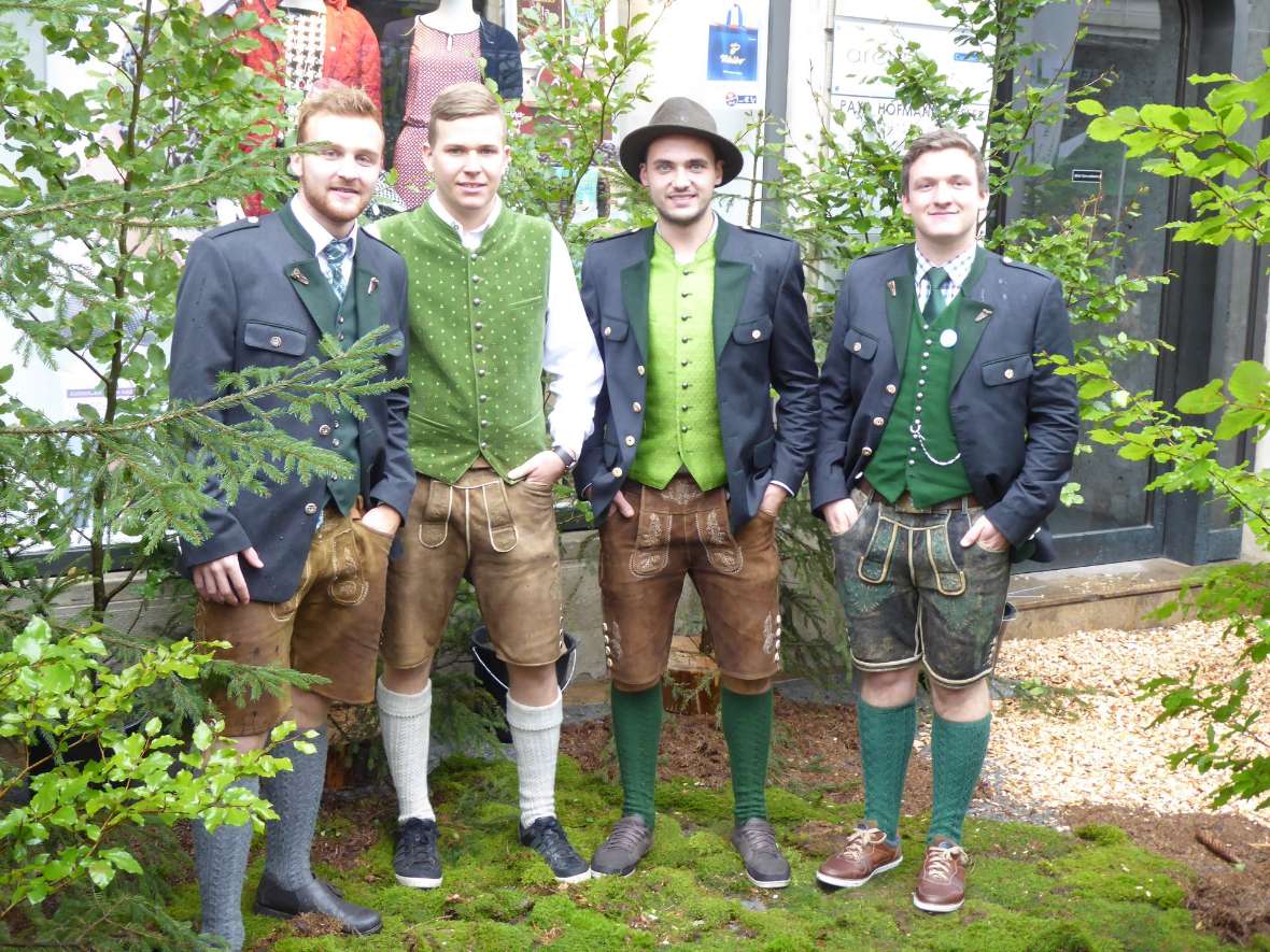 Schüler des Aufbaulehrgangs in Tracht