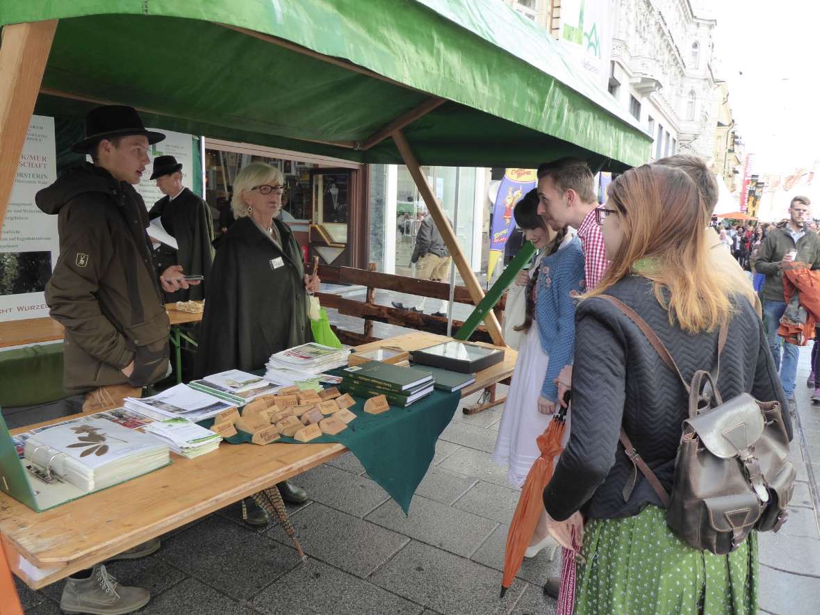 Interessierte Steirer vor dem Stand