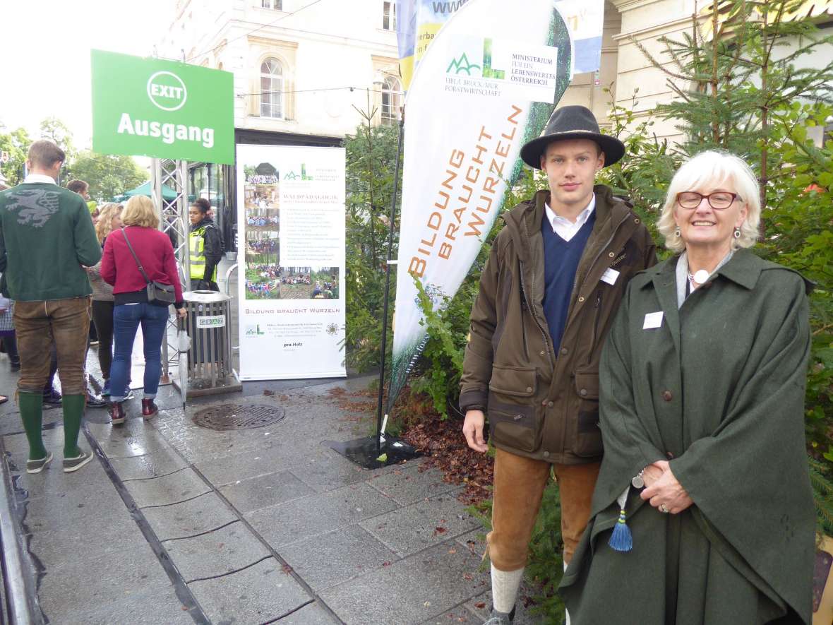 Professorin Mähring am Schulstand