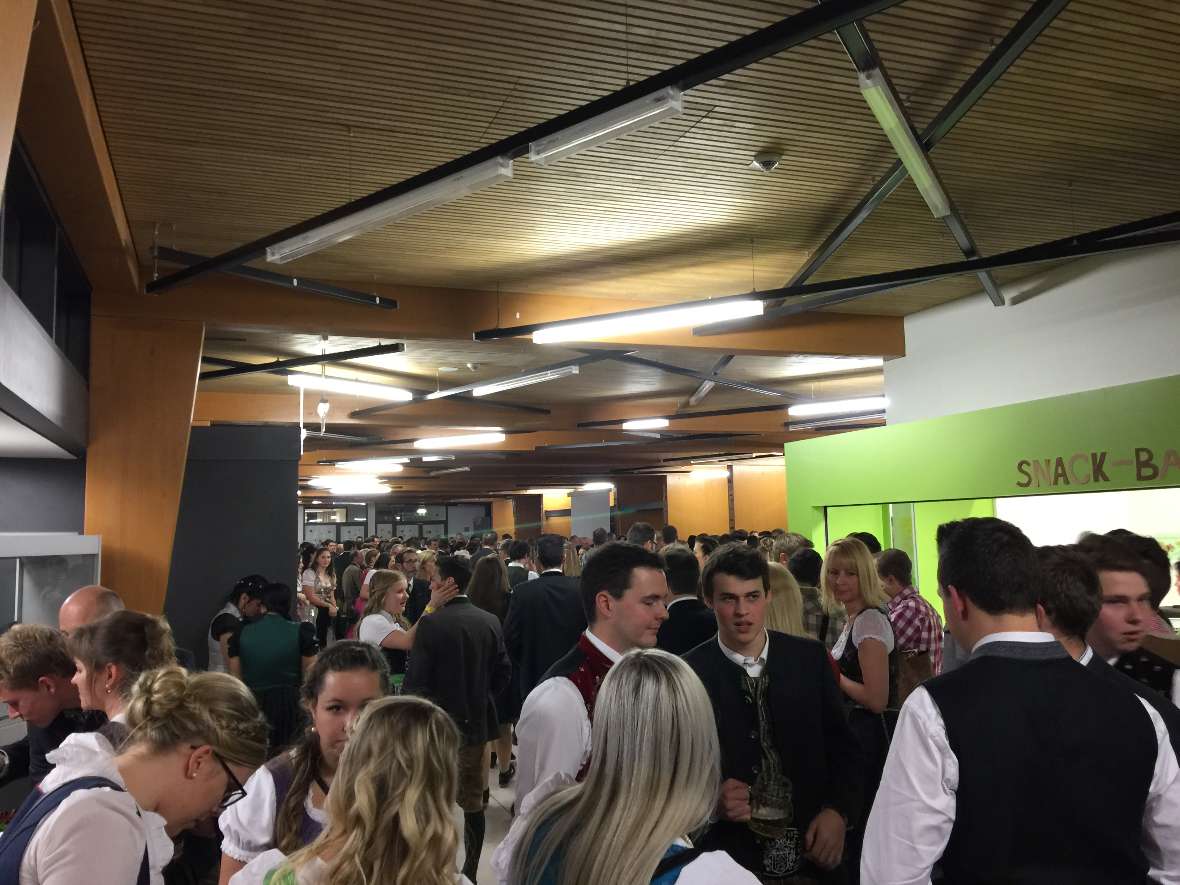 Besucher in der neuen Aula