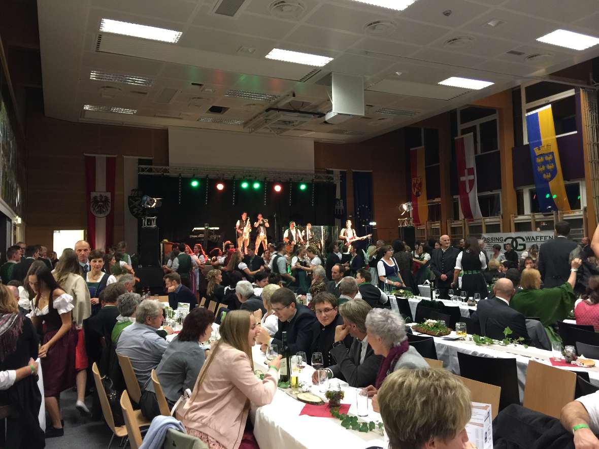 Im Ballsaal spielt die Musi auf