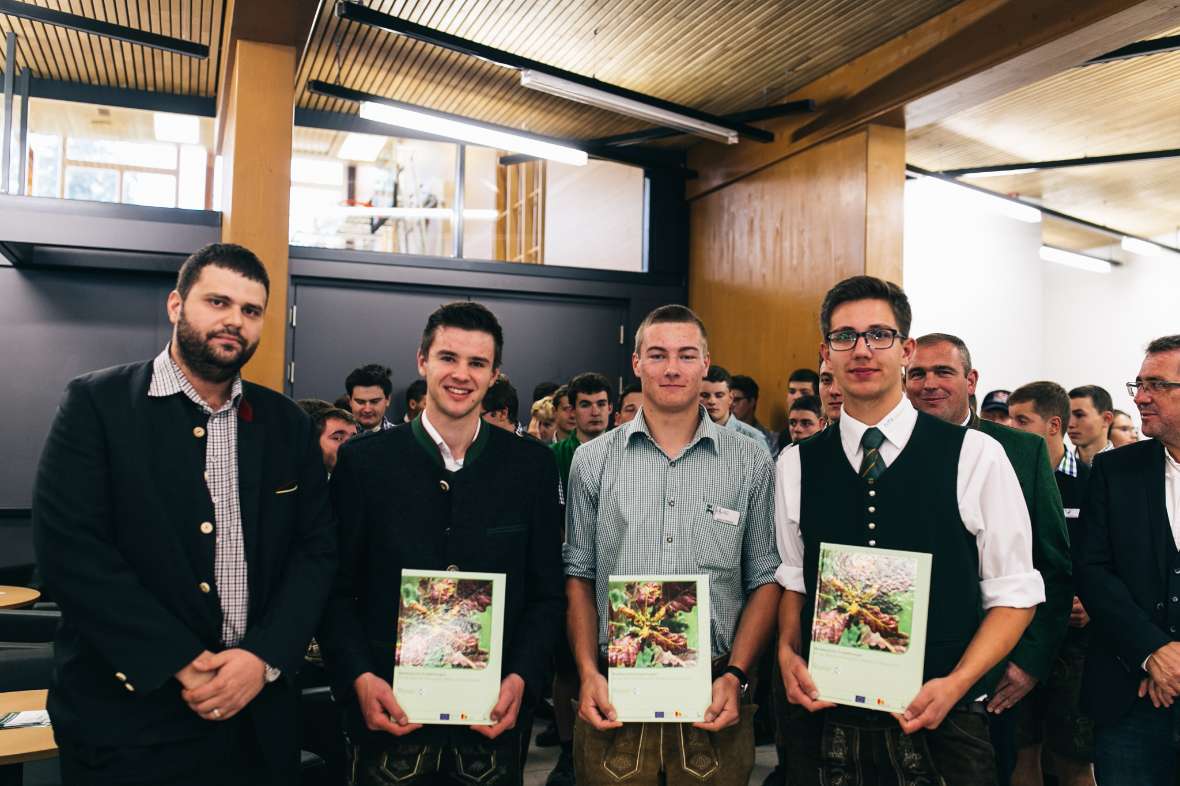 Schüler präsentieren ihre schriftlichen Arbeiten