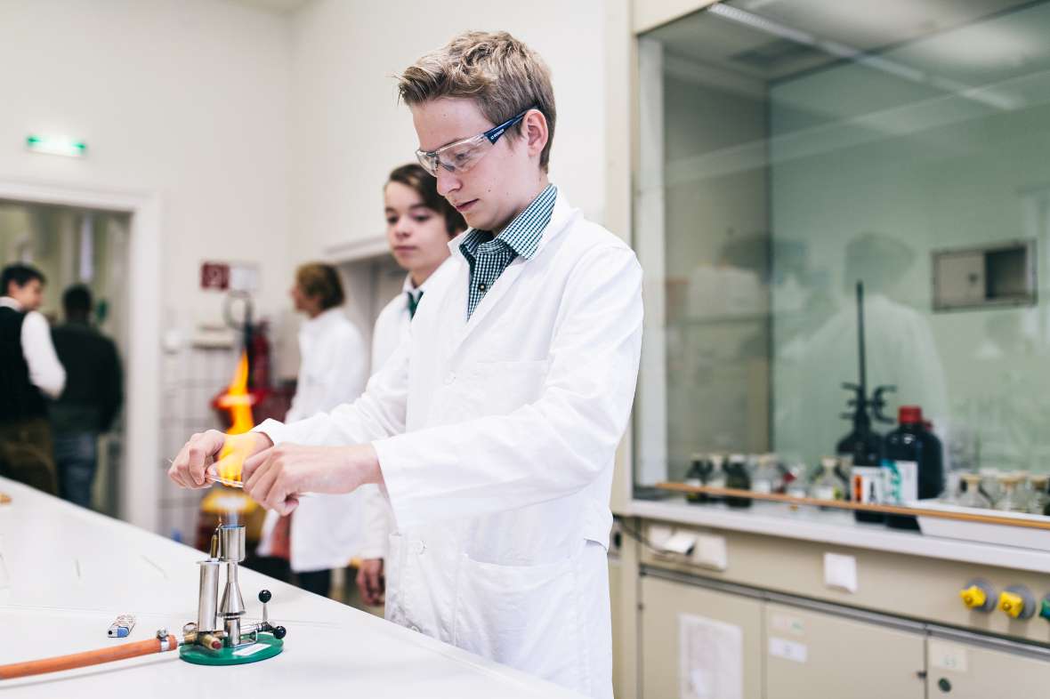 Experiment im Chemiesaal