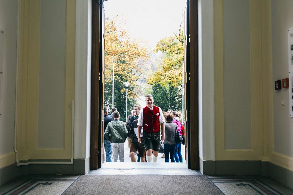 Schüler geht durch den alten Haupteingang