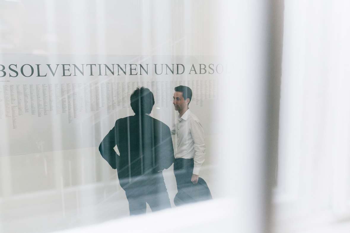 Besucher vor der Tafal mit den Absolventinnen und Absolventen
