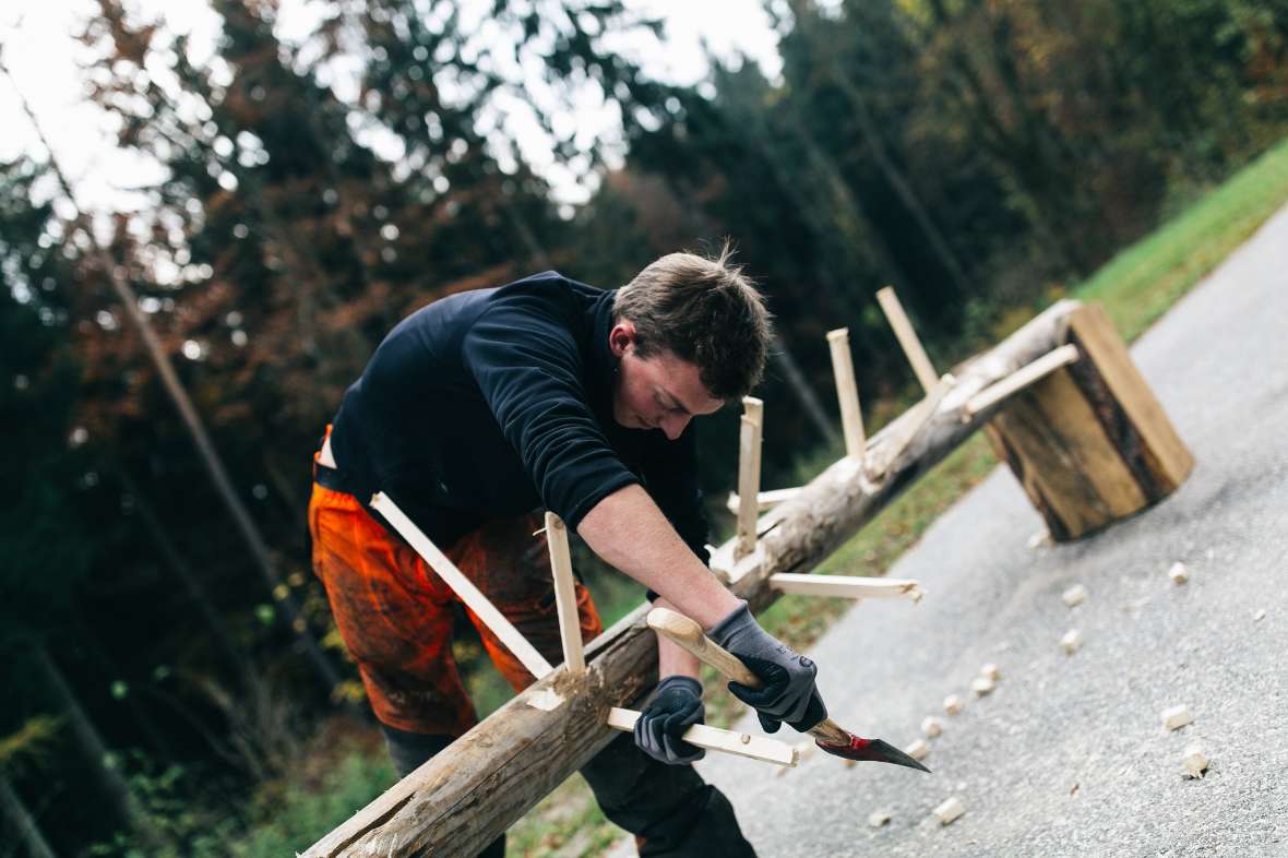 Keile werden in das Holz geschlagen