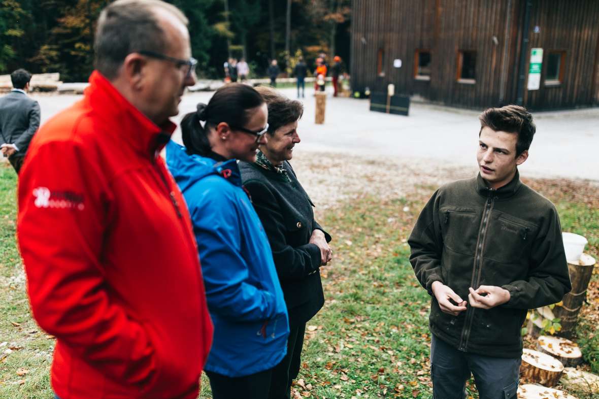 Ein Schüler im Gespräch mit interessierten Eltern