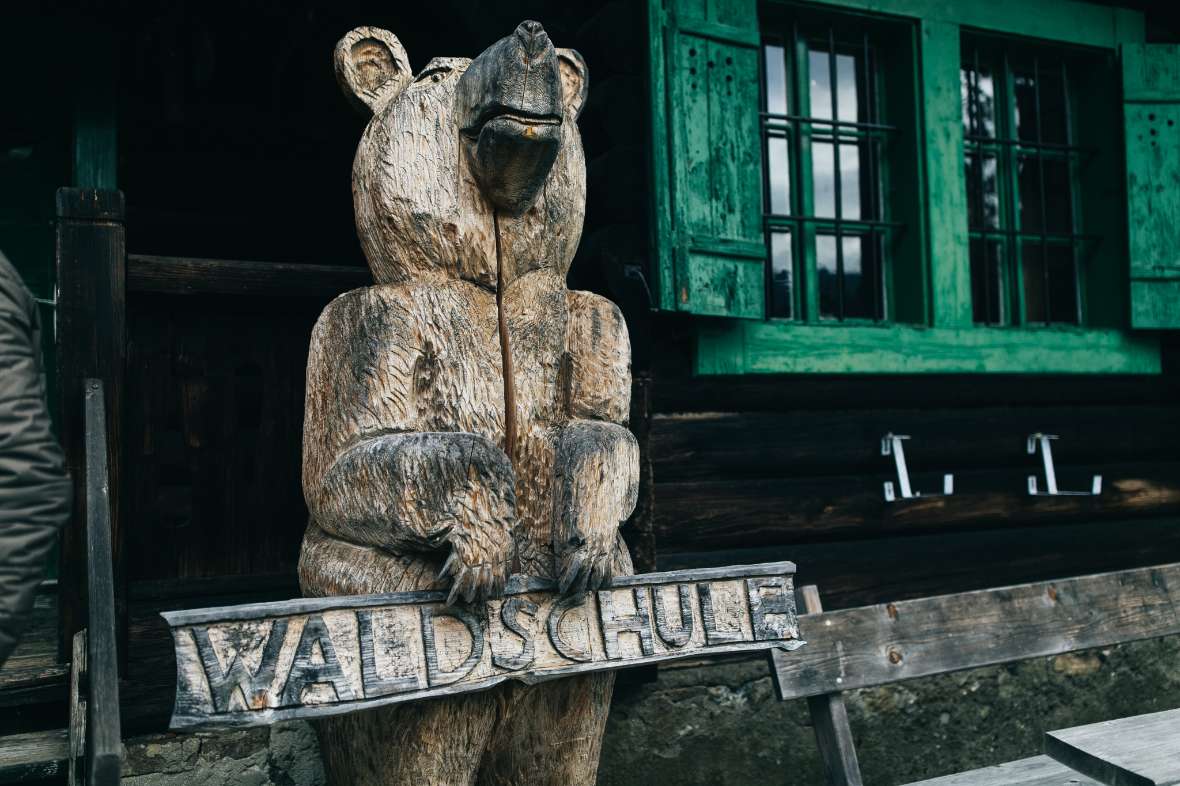 Der Holzbär vor der Waldschule im Lehrforst
