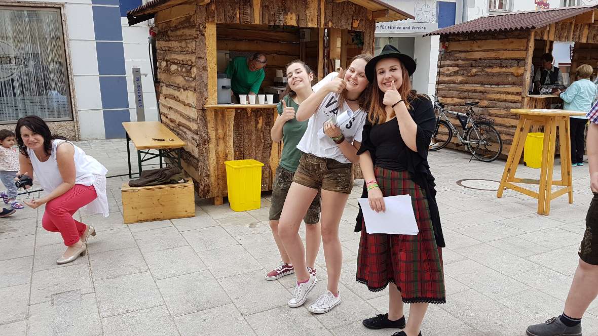 Schülerinnen die beim Rap mitwirkten