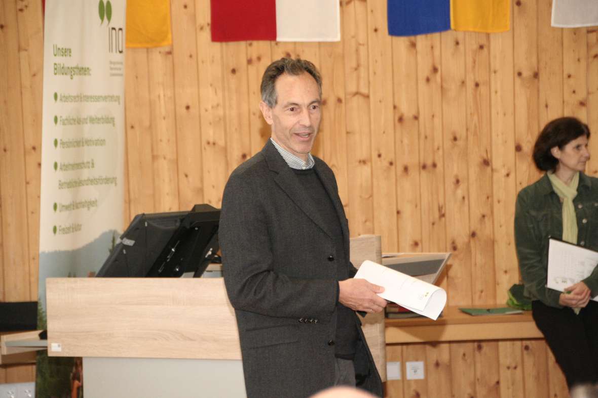 Der Administrator unserer Schule eröffnet den Vortrag