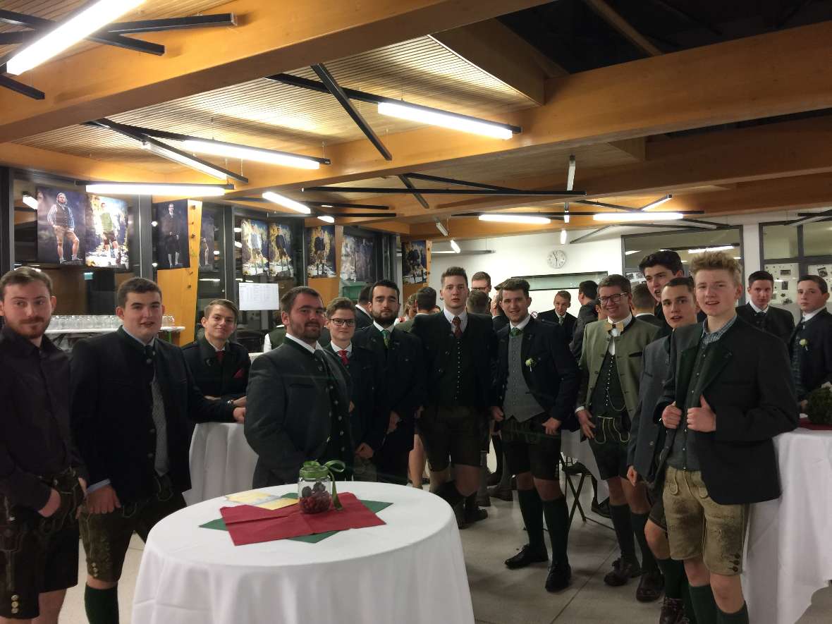 Die 5B Schüler im festlichen Anzug