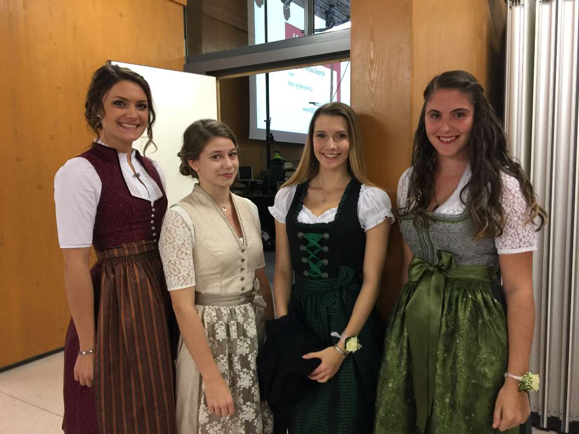 Fesche Tänzerinnen vor der Polonaise