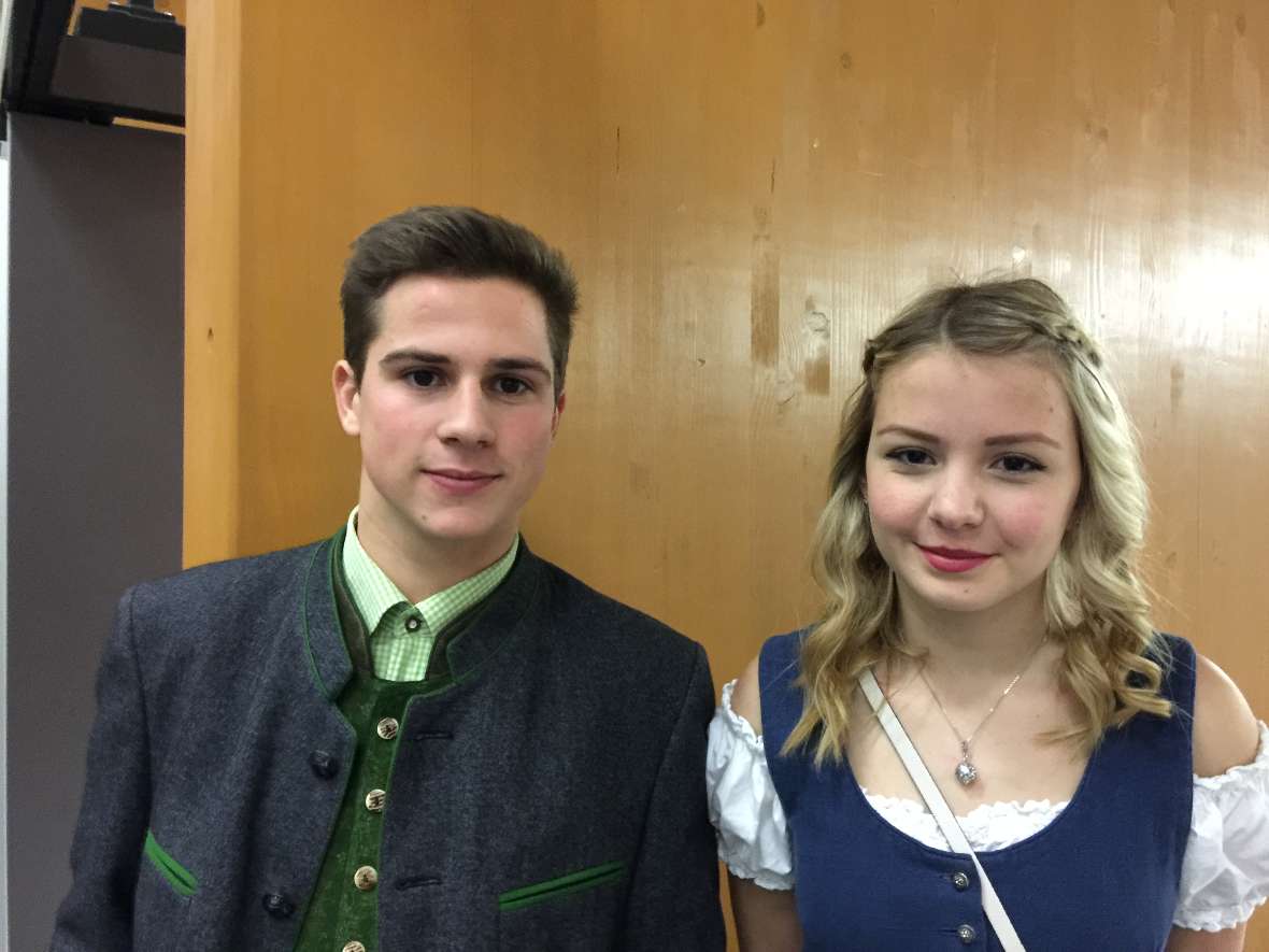 Eine Schülerin und ein Schüler in der Aula