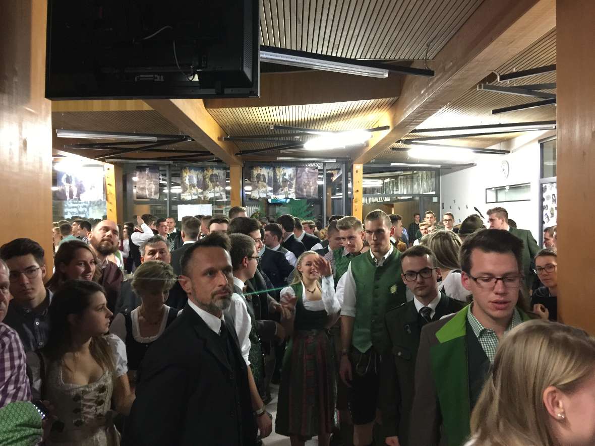 Die Polonaisetänzer warten auf den Einlass