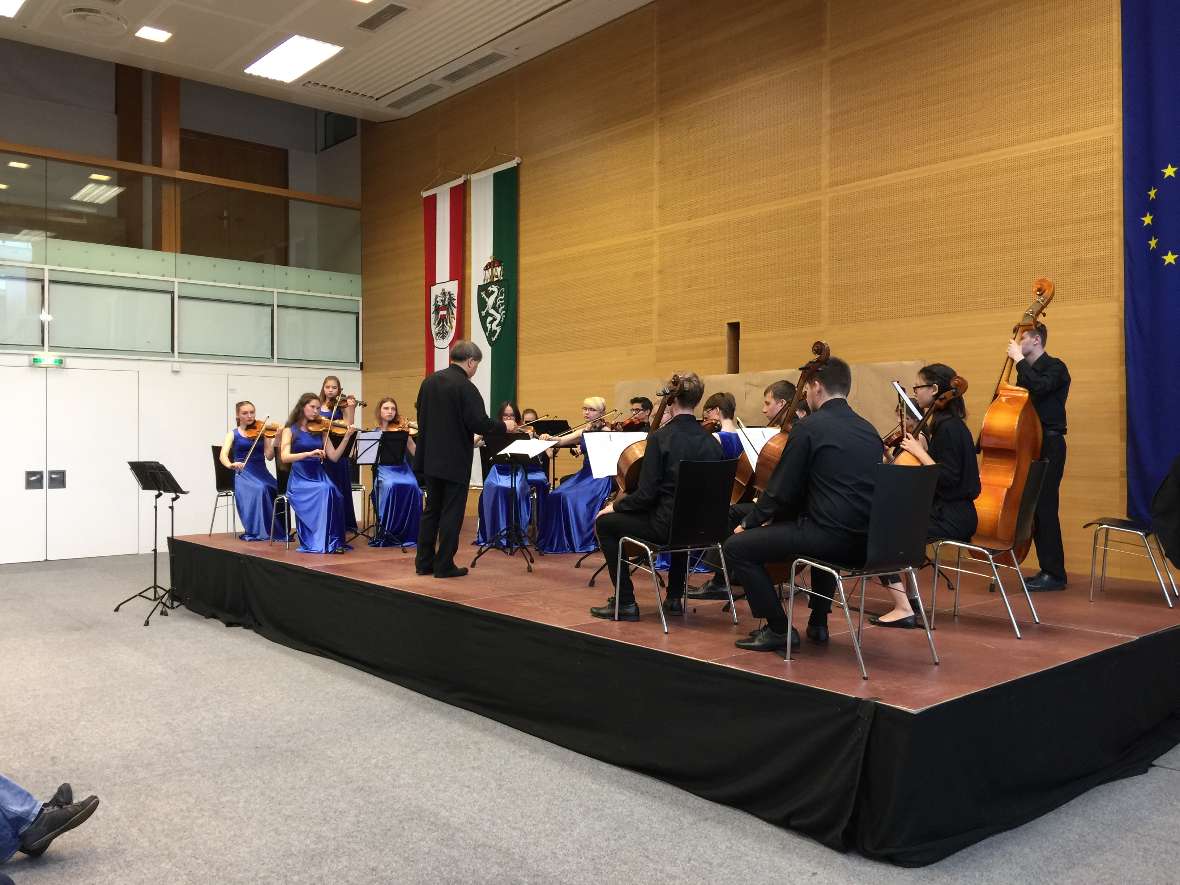 Das Orchester von der rechten Seite gesehen