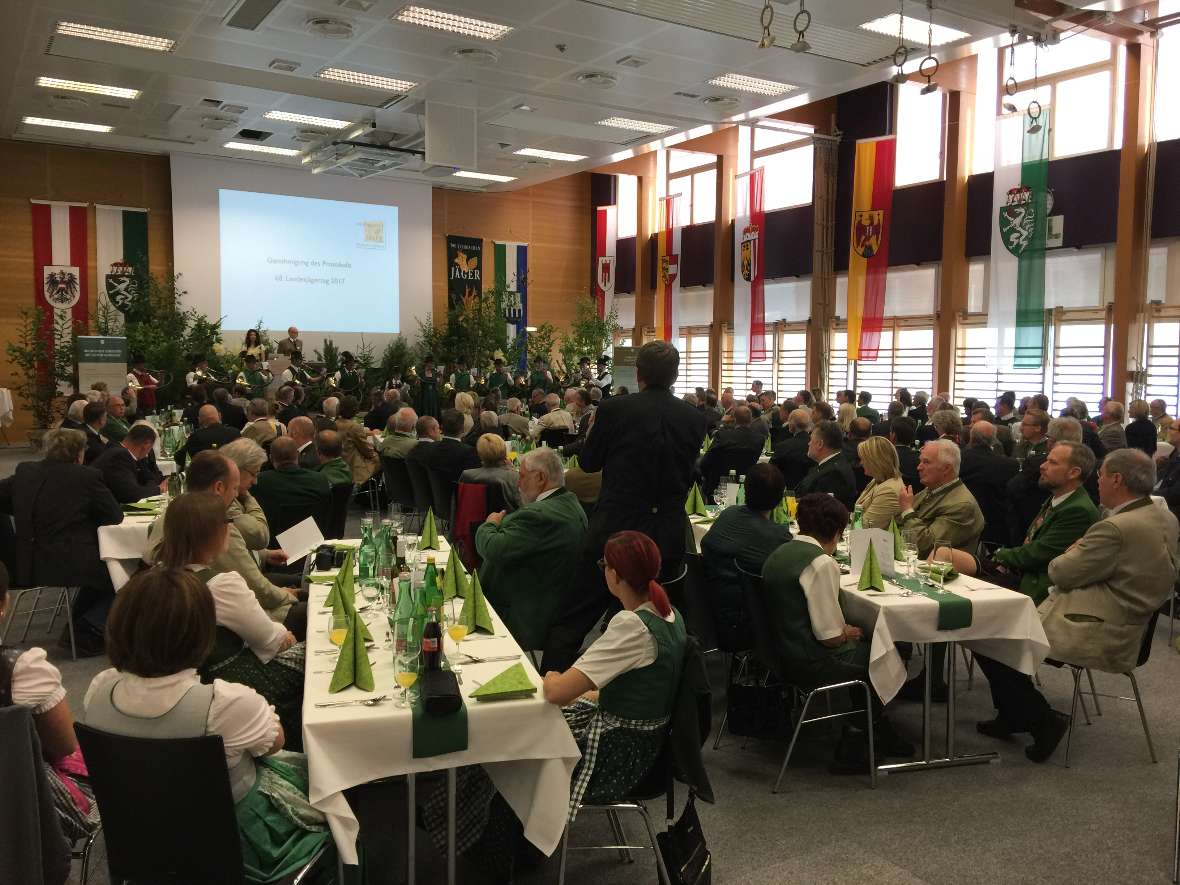 Mehrzwecksaal mit Jagdhornbläsern