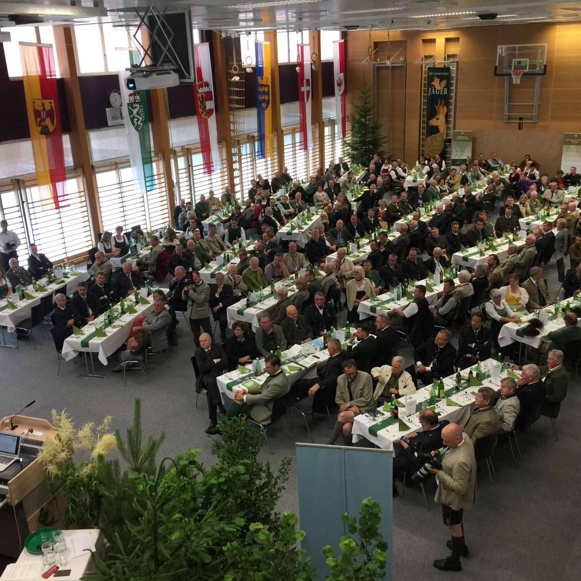Der gut besuchte Mehrzwecksaal
