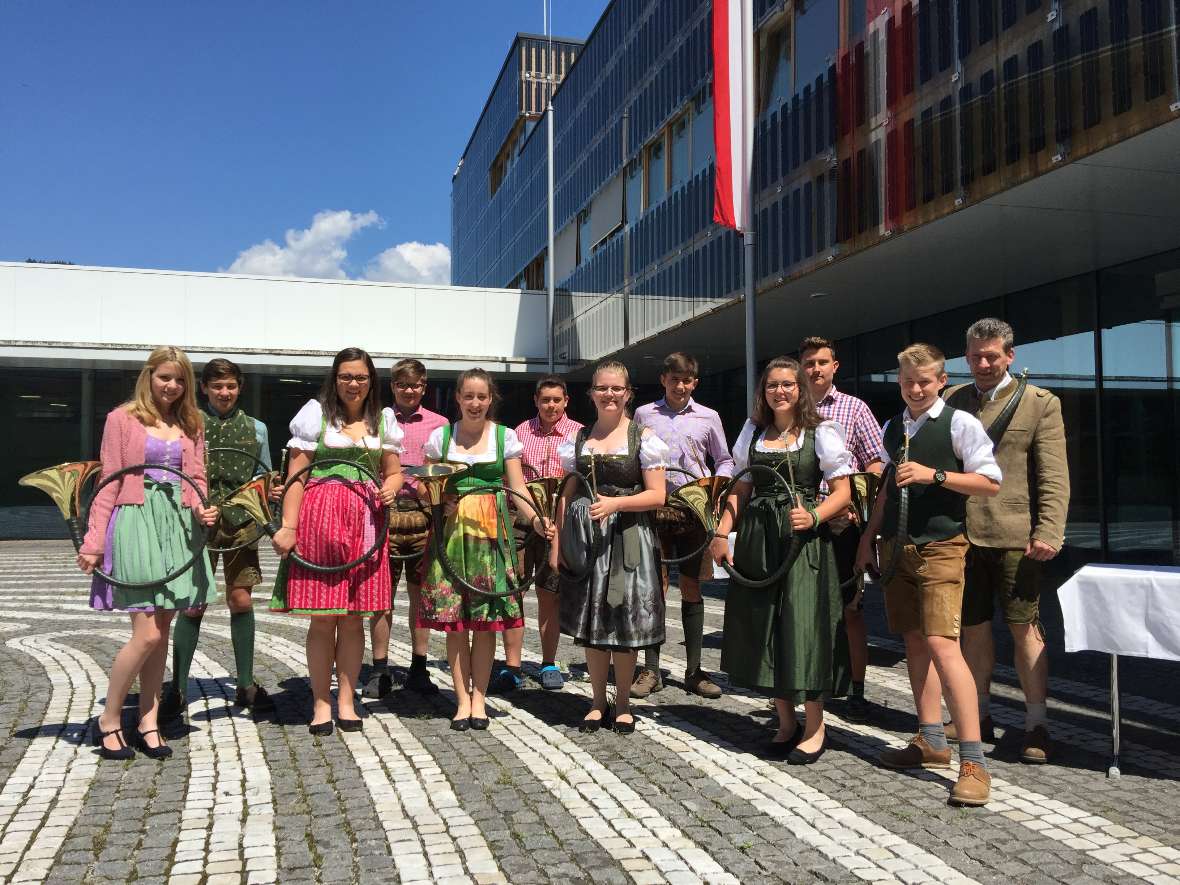 Die Jagdhornistinnen und Jagdhornisten im Sonnenlicht