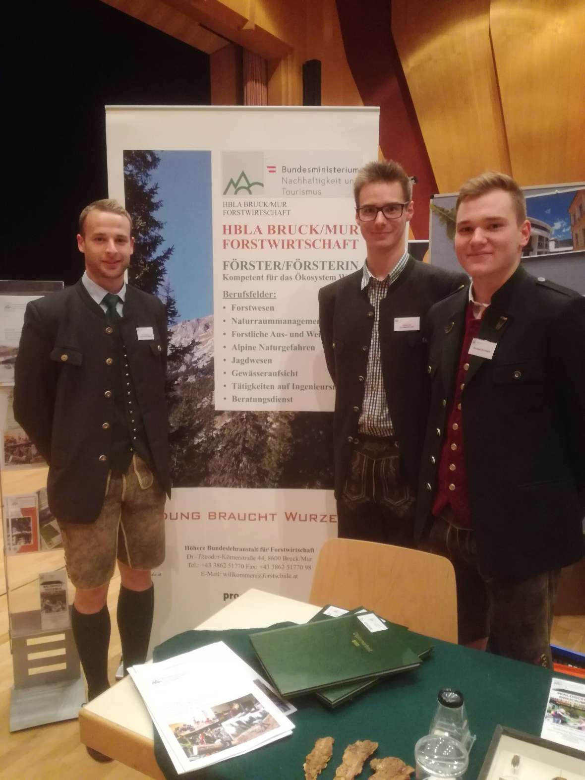 Der Infostand mit Aufsteller und Schülern