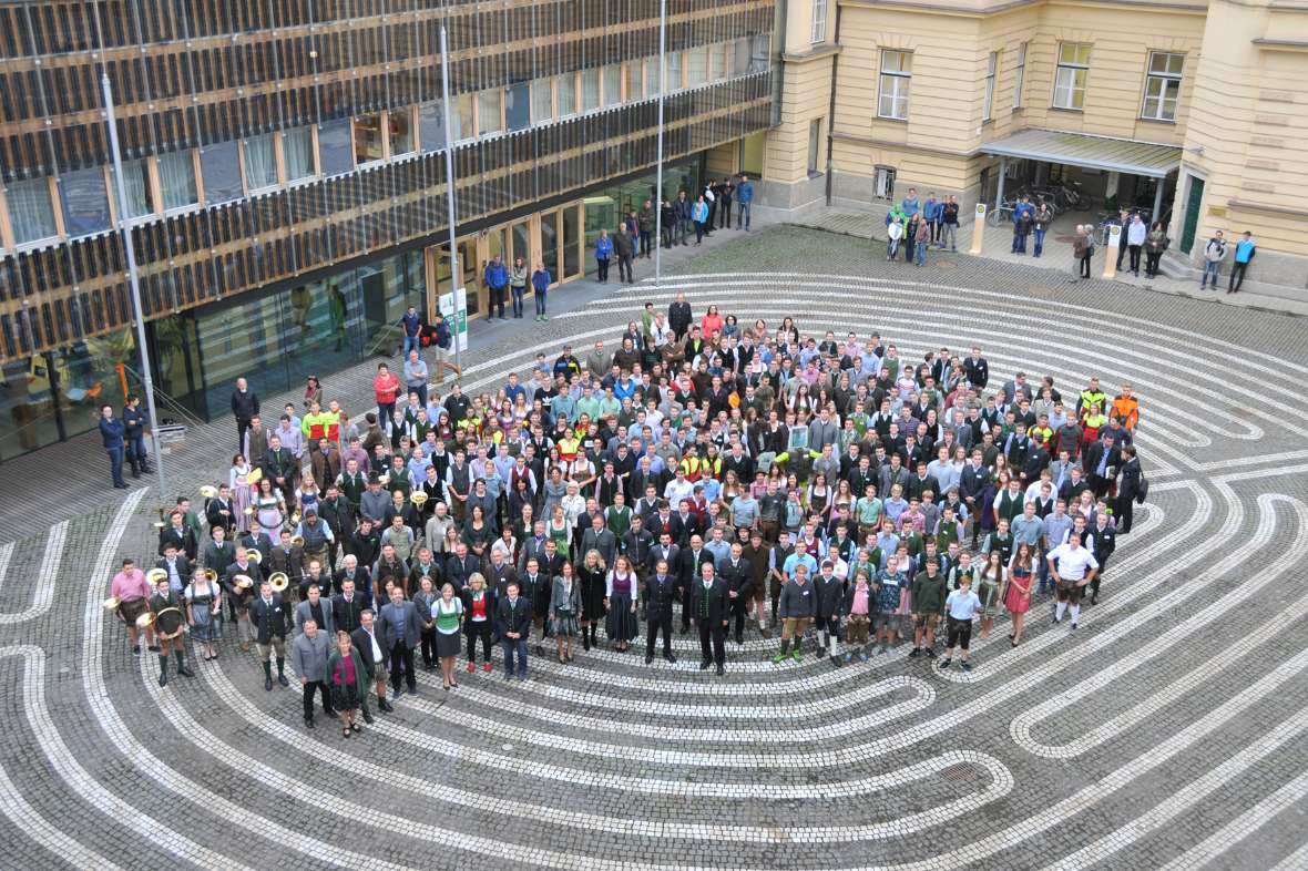 Die versammelte Schulgemeinschaft von oben