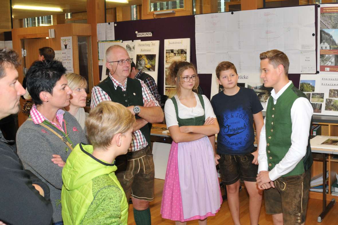 Eine Gruppe im Baukunderaum