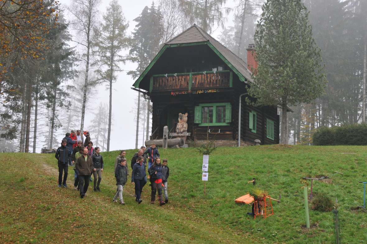 Besucher vor der Brucker Waldschule