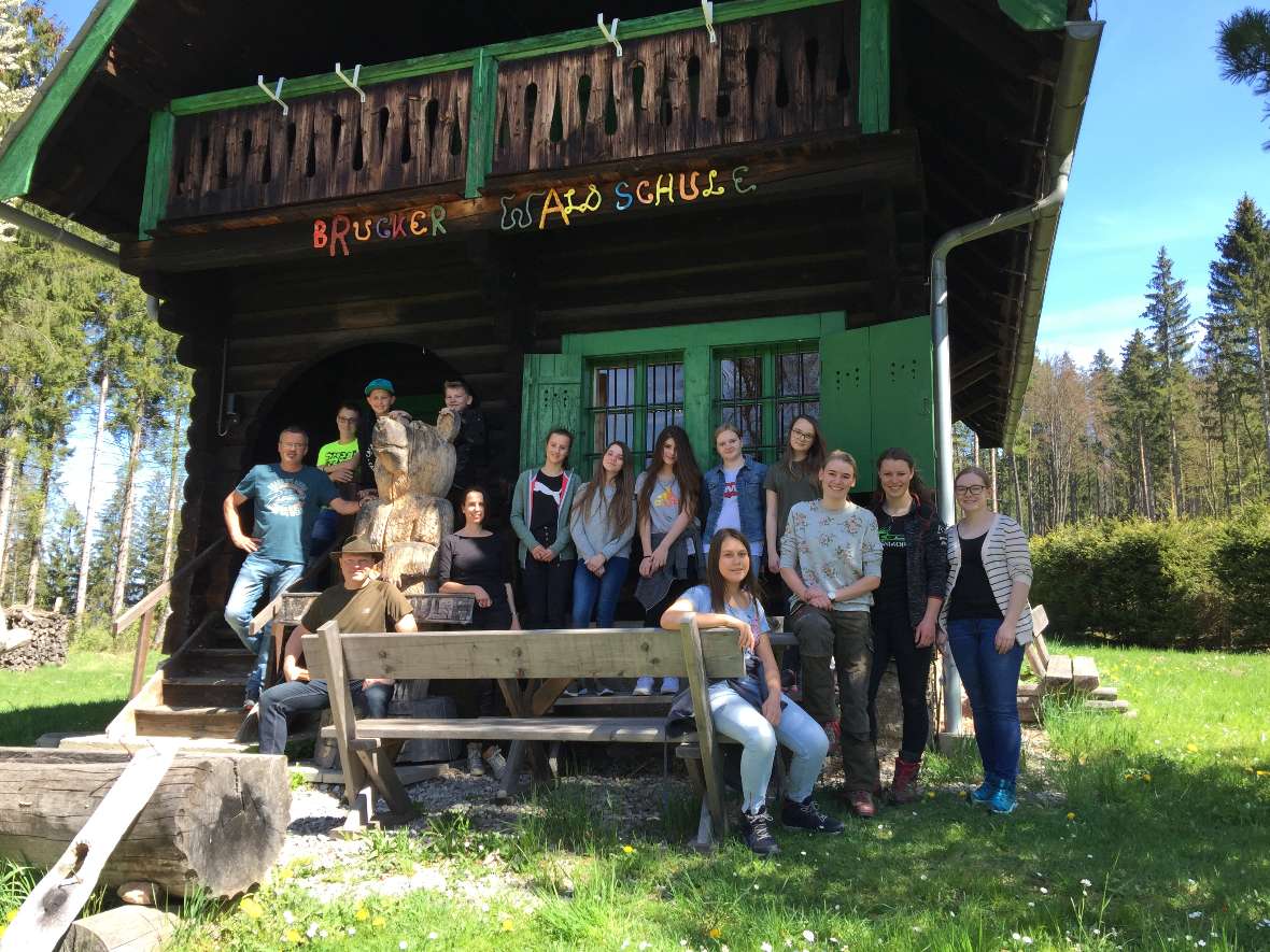 Ein Gruppenbild bei der Brucker Waldschule