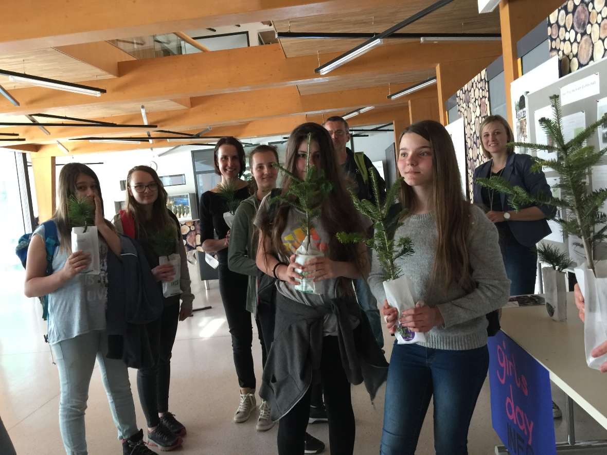 Ein Abschlussfot in der Aula mit den ausgegebenen Setzlingen